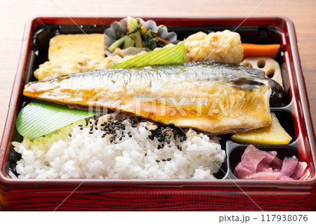 おいしい魚の弁当、鯖の照焼 117938076