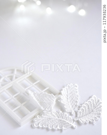 白背景で白い窓枠と白のリーフに小さな電飾 117938236