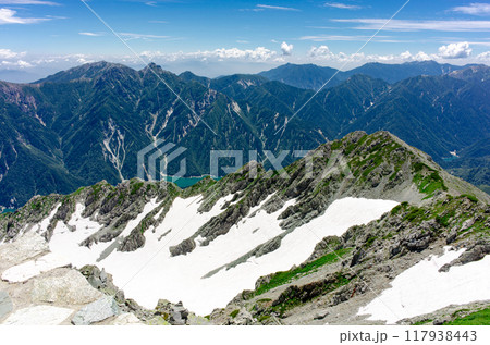 立山山頂より黒部湖を望む 立山山頂より黒部湖を望む 117938443