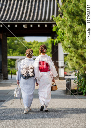 お寺の境内を歩く着物の女性2人 お寺の境内を歩く着物の女性2人 117938815
