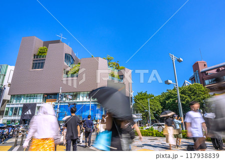 日本の東京都市景観　インバウンド復活…神宮前の交差点や東急プラザ表参道「オモカド」などを望む 117938839