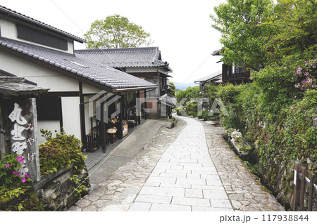 馬籠宿の古い町並みと急峻な坂の石畳 馬籠宿の古い町並みと急峻な坂の石畳 117938844