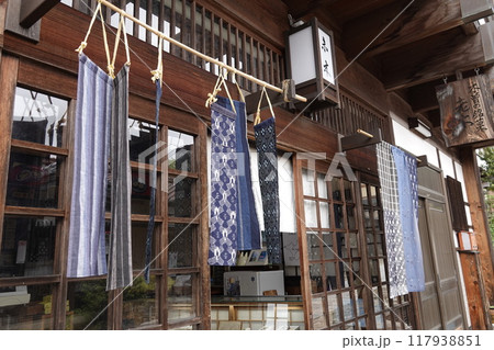 宿場町の古い町並み 店先の行燈と暖簾 117938851