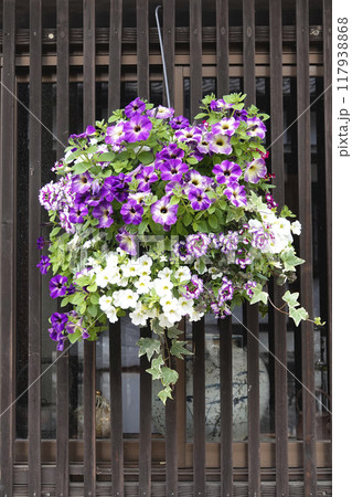 山間の宿場町 玄関前 草花の飾りつけ 山間の宿場町 玄関前 草花の飾りつけ 117938868