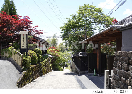馬籠宿の古い町並みと急峻な坂の石畳 馬籠宿の古い町並みと急峻な坂の石畳 117938875