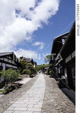 馬籠宿の古い町並みと急峻な坂の石畳 117938884