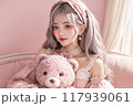 くまのぬいぐるみを持ったスウィートロリータファッションの女の子 117939061