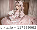 くまのぬいぐるみを持ったスウィートロリータファッションの女の子 117939062