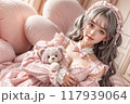 くまのぬいぐるみを持ったスウィートロリータファッションの女の子 117939064