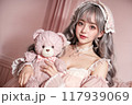 くまのぬいぐるみを持ったスウィートロリータファッションの女の子 117939069