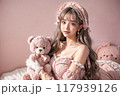 くまのぬいぐるみを持ったスウィートロリータファッションの女の子 117939126