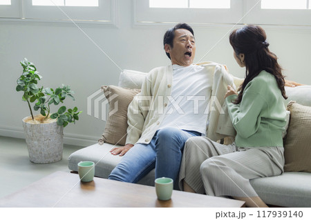 リビングのミドル夫婦　　 117939140