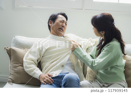 リビングのミドル夫婦　　 117939145