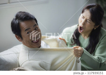 リビングのミドル夫婦　　 117939151