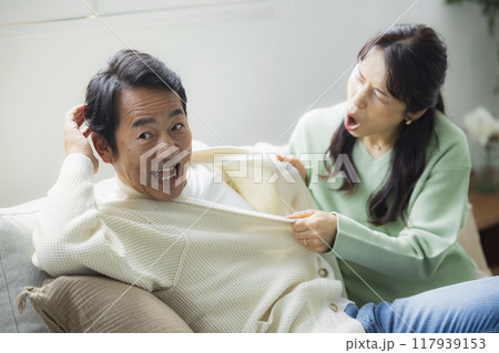 リビングのミドル夫婦　　 117939153