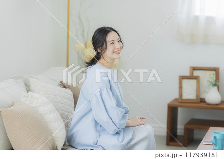 ソファでコーヒーを飲む若い女性 117939181