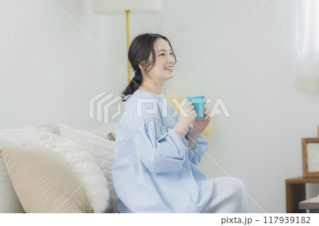 ソファでコーヒーを飲む若い女性 117939182