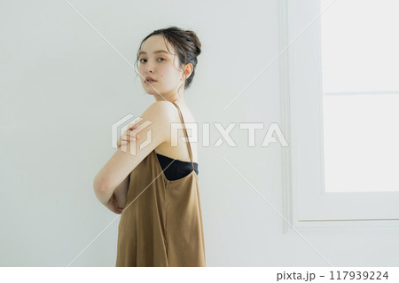 ボディケアをする若い女性 ボディケアをする若い女性 117939224