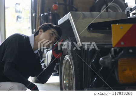 トラックを点検する男性 117939269