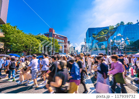 日本の東京都市景観 インバウンド復活…賑わう神宮前の交差点や東急プラザ原宿「ハラカド」などを望む 日本の東京都市景観 インバウンド復活…賑わう神宮前の交差点や東急プラザ原宿「ハラカド」などを望む 117939732