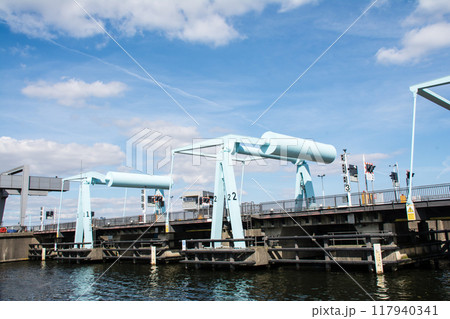 大きなつり上げの柱と信号機の付いた近代的な勝鬨橋　南ウェールズの郊外にて 117940341