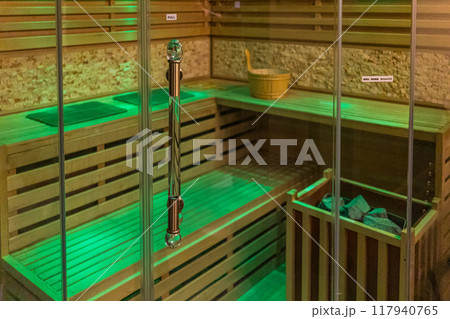 日本で人気の個室サウナの風景 117940765