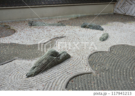 モミジの落葉が広がる龍吟庵 西庭「龍の庭」 モミジの落葉が広がる龍吟庵 西庭「龍の庭」 117941213