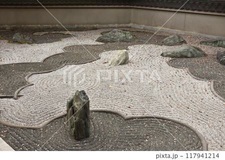 モミジの落葉が広がる龍吟庵　西庭「龍の庭」 117941214