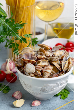 Bowl of vongole. 117942264