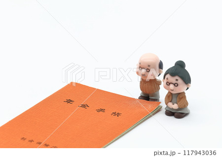 老後・年金のイメージ（年金手帳と老人） 117943036