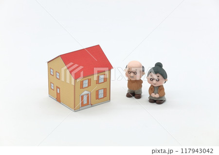 老後・年金のイメージ（住宅と老人） 117943042