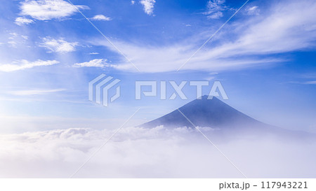 夏の晴れた空と富士山と雲海（山梨県・王岳） 117943221