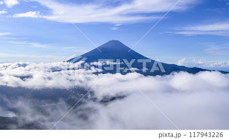 夏の晴れた空と富士山と雲海（山梨県・王岳） 117943226