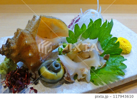 うま味のある貝テングニシを、塩ゆでして刺身にした写真 117943610