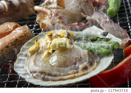 炭火で焼くホタテ貝 炭火で焼くホタテ貝 117943719