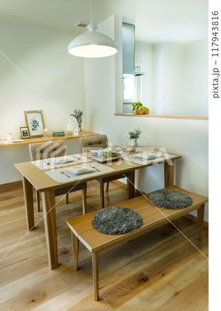 テーブルに置かれた部屋 テーブルに置かれた部屋 117943816