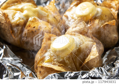 茹でたじゃがいもとバター 117943831