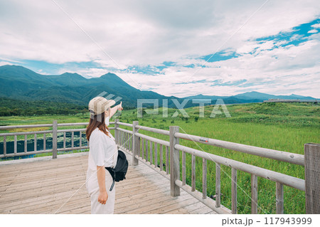 知床国立公園の遊歩道を歩く女性 知床国立公園の遊歩道を歩く女性 117943999