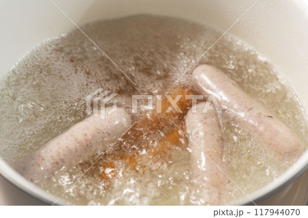 茹でるソーセージ 117944070