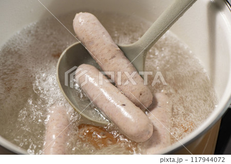 茹でるソーセージ 117944072