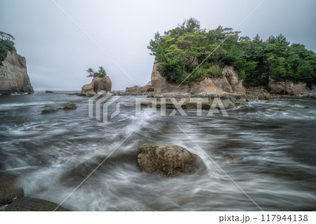 曇天の小島と荒波 117944138