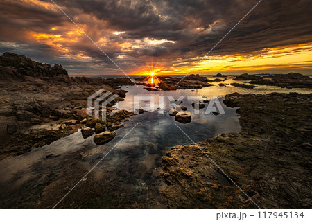 笹川流れの夕陽 117945134