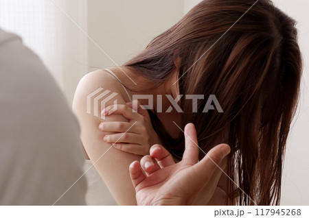 DVのトラブルに怯える女性 117945268