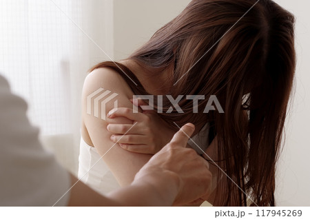 DVのトラブルに怯える女性 117945269