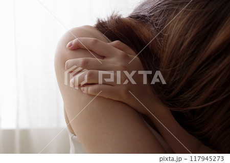 DVのトラブルに怯える女性 117945273