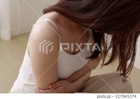 DVのトラブルに怯える女性 117945274