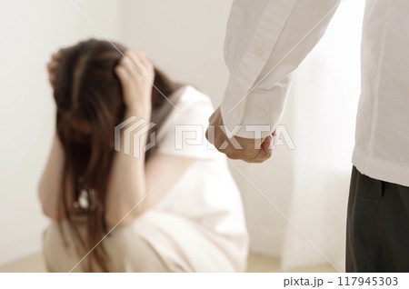女性にDVをする暴力的な男性 117945303