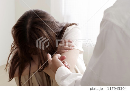 女性にDVをする暴力的な男性 117945304