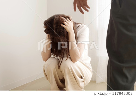 女性にDVをする暴力的な男性 117945305