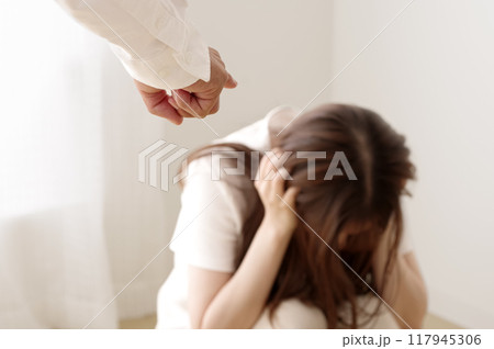 女性にDVをする暴力的な男性 117945306